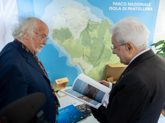 Mattarella a Pantelleria: «Alla mia età non si fanno programmi ma non escludo che tornerò per riposarmi»